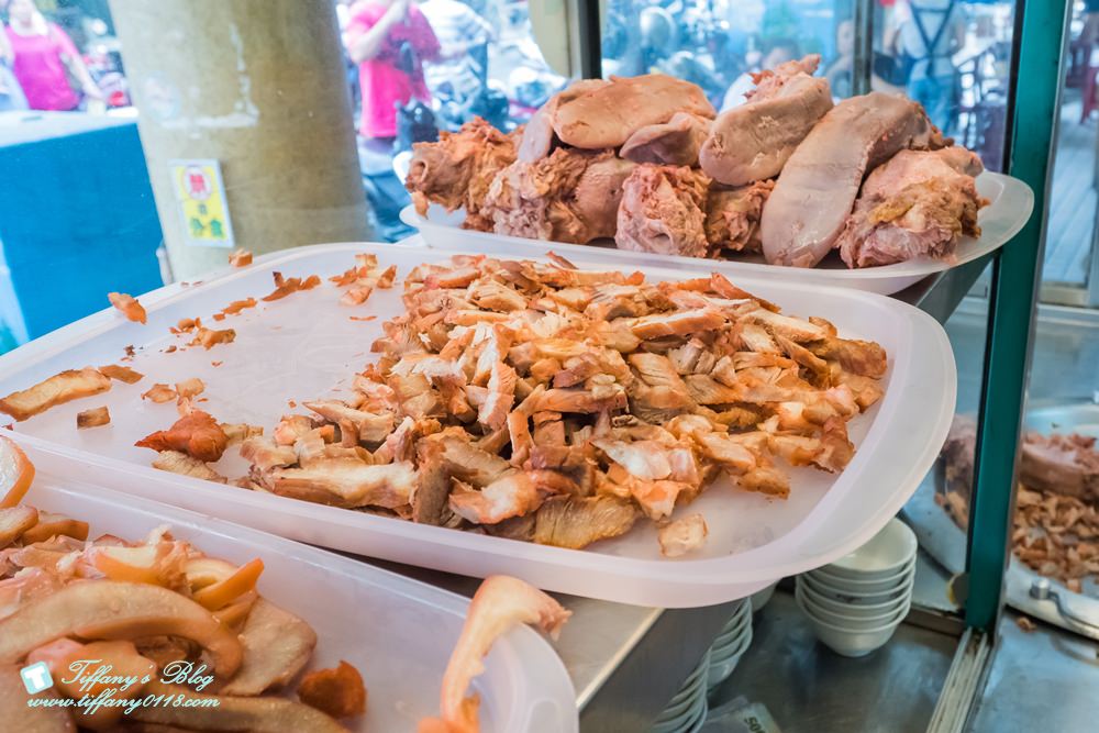 [台南美食]阿松割包/國華街永樂市場上超特別的豬舌包/內用附手套還附湯超貼心