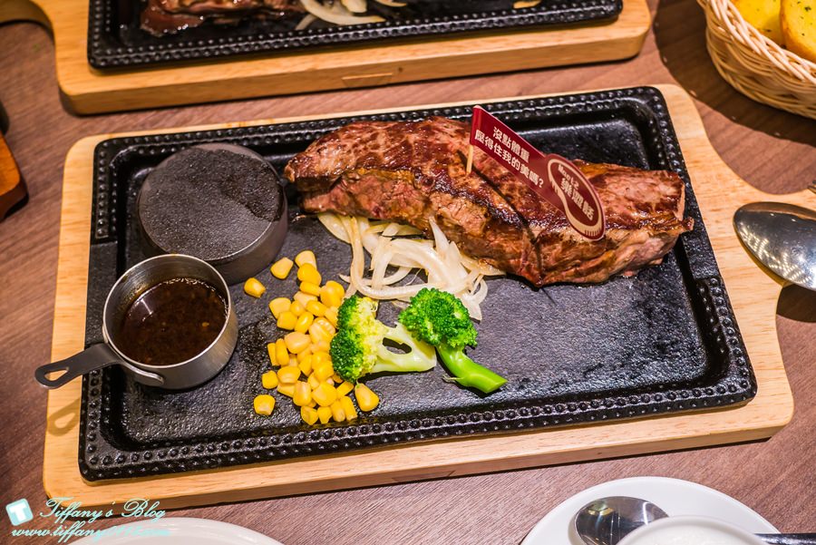 [微風台北車站美食]MEAT2兩樂兩肋/日本最紅的熱石上桌自己決定牛排熟度/立食區讓你站著吃牛排(附菜單)