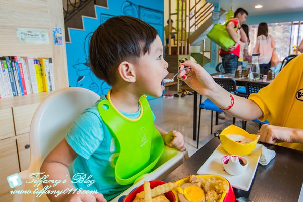 『親子餐廳．台南』♥ 讓大人好好吃~小孩好好玩的迪利好好笑親子餐廳。有溜滑梯和超多遊戲滿足小孩的玩樂慾望!!