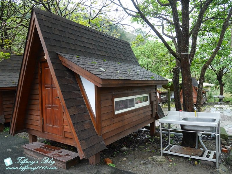 新竹.竹東–上坪森活露營區之有哈比屋(小木屋)初露。不需要搭帳棚即可入住~